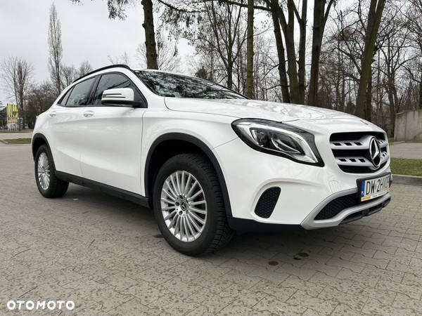 Mercedes-Benz GLA 180 7G-DCT - 22