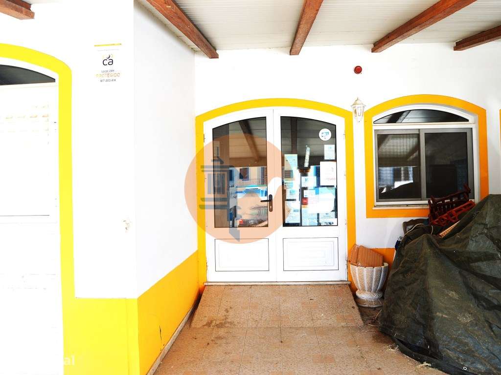 Prédio com restaurante e apartamento - Grande imagem: 2/25