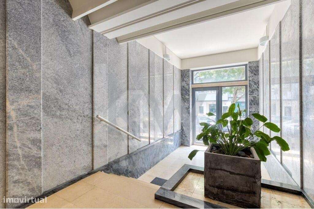 Avenidas Novas -T4 para remodelar 3 varandas, parqueamento ,muita lumi - Grande imagem: 2/46