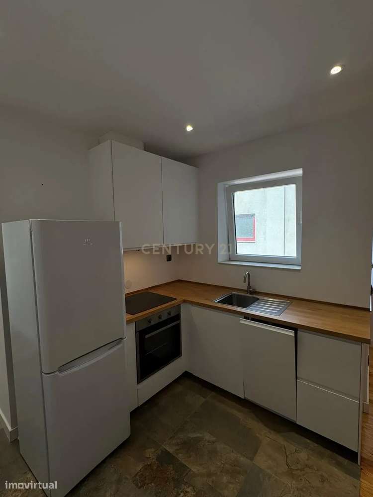 T2 Renovado no centro do Porto – Acesso direto a pátio + arrumo com lu-8