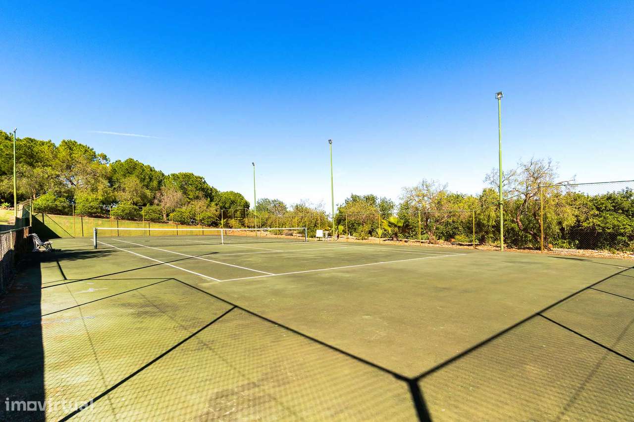 Moradia de luxo com piscina, anexo, campo de ténis  e jardim-43