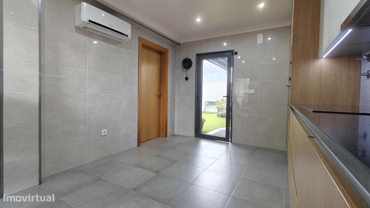 Moradia T3+1 - 5 min a pé de escolas e serviços - Grande imagem: 4/33