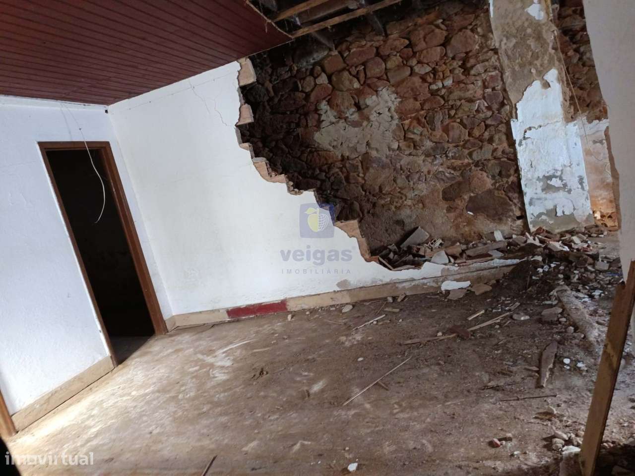 Moradia + Adega + Anexos com uma área  total de 787m2 situada em Casal-4