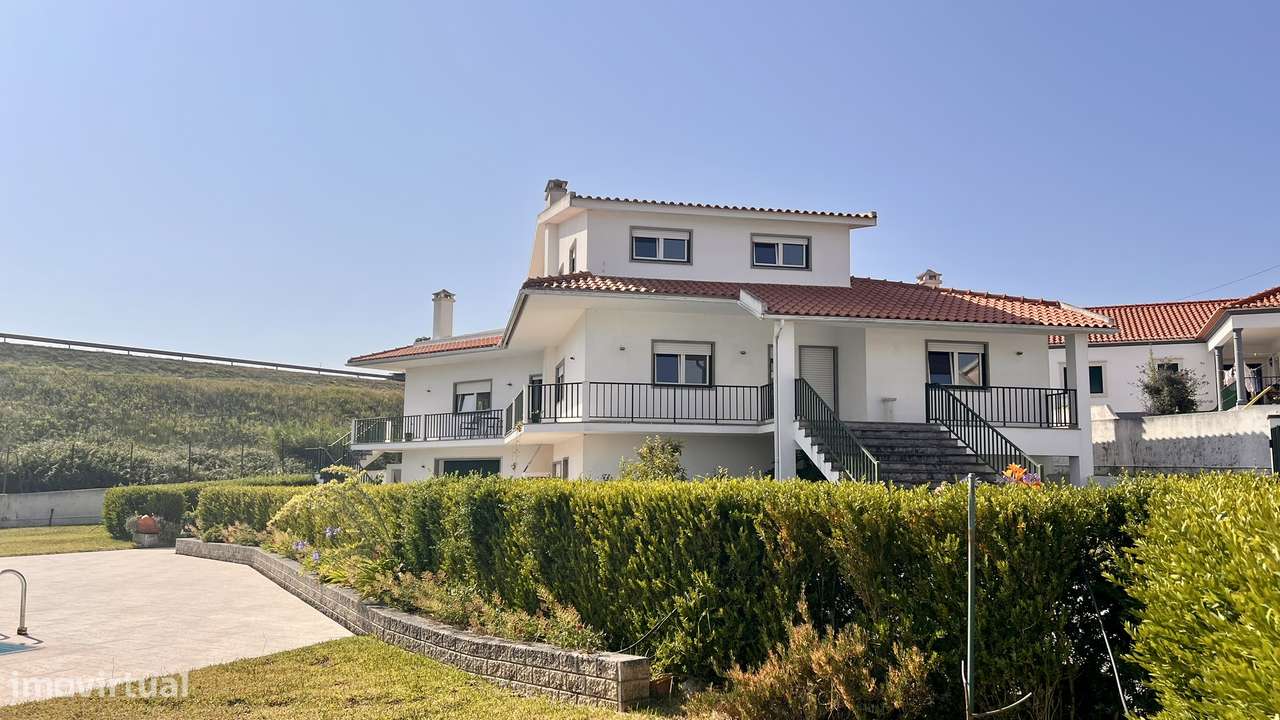 Moradia T4+ 3 Isolada  com Piscina Privada e Ótimos Acessos à A8 - Grande imagem: 3/55