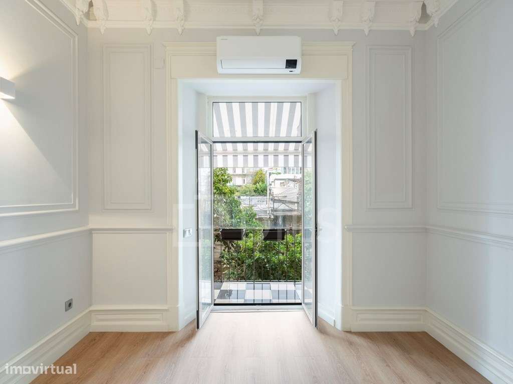 Apartamento T4 renovado nas Avenidas Novas em Lisboa com varanda - Grande imagem: 2/24