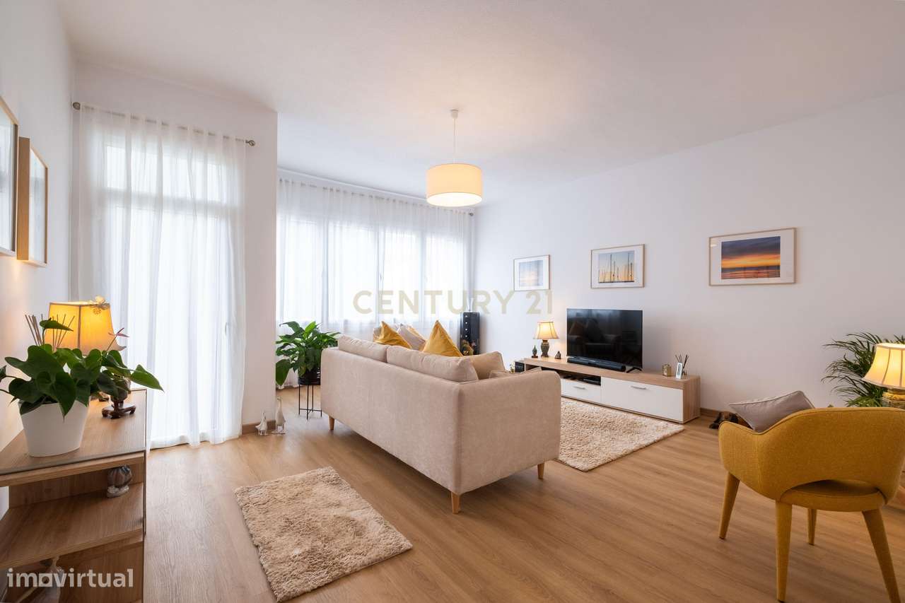 Moradia T2 Remodelada em Câmara de Lobos com Vista para o Pôr do Sol-11