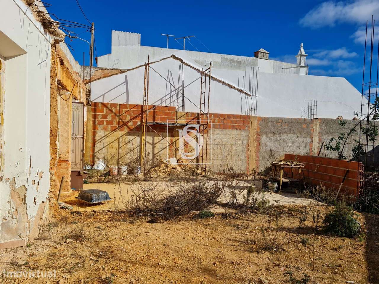 Moradia com projeto de renovação e ampliação aprovado no Parchal - Grande imagem: 4/6