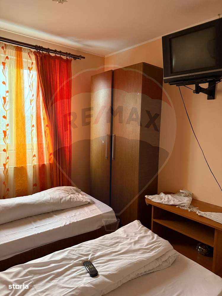 Casă / Vilă cu 8 camere de vânzare în zona Central-7