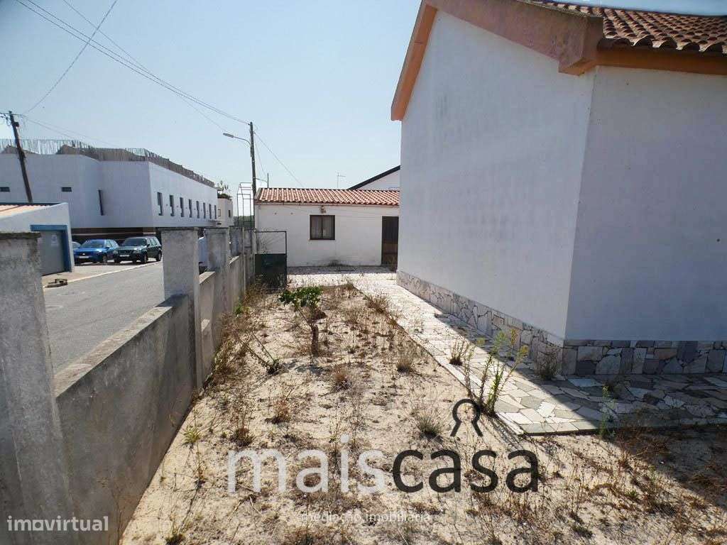 Moradia T2 com Quintal, Anexos e Garagem !-6