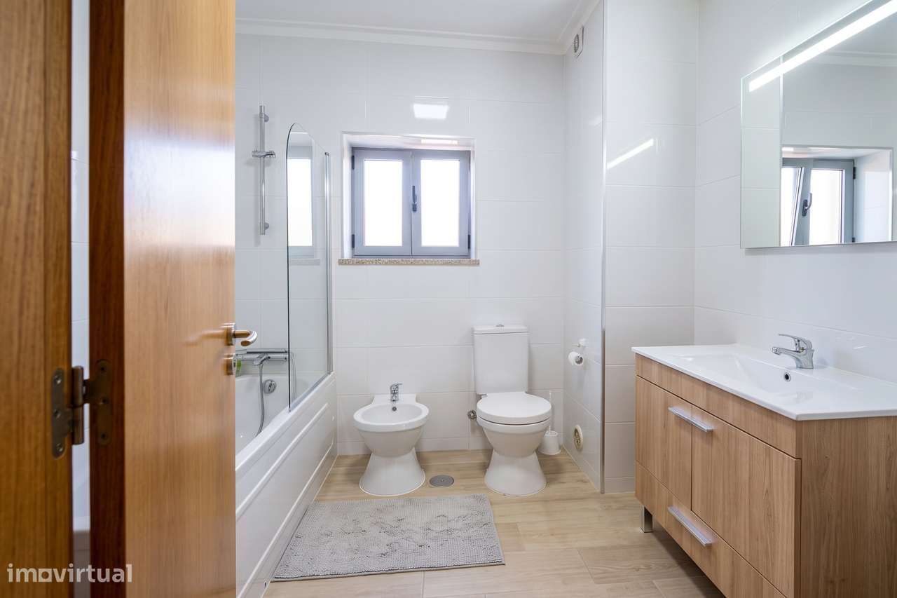 Apartamento T3 com Suíte, Elevador e Garagem em Oliveira do Bairro-9