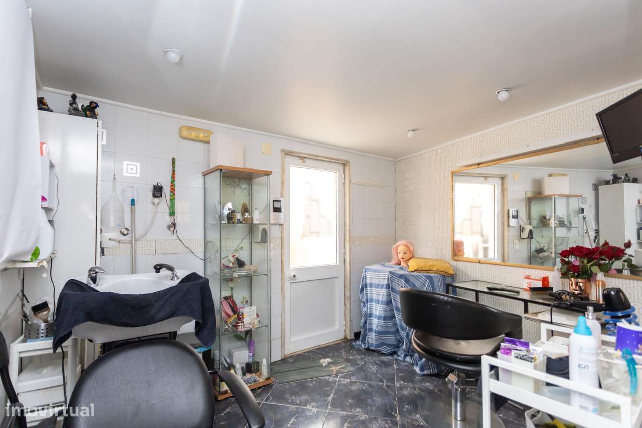 Moradia independente na Rua da Escola Nova-25