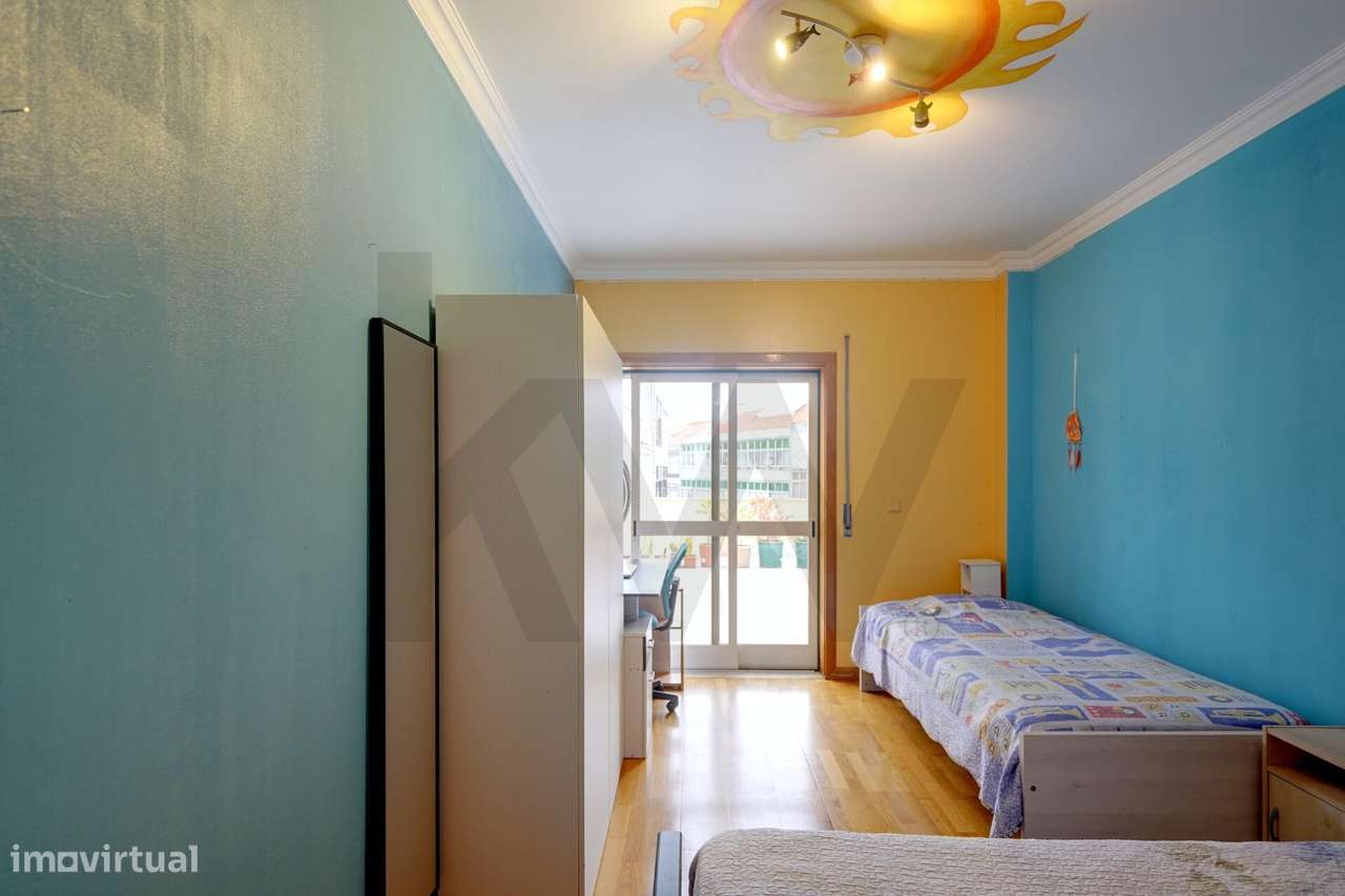 Apartamento T2 com Terraço e Arrecadação em Mem Martins-8