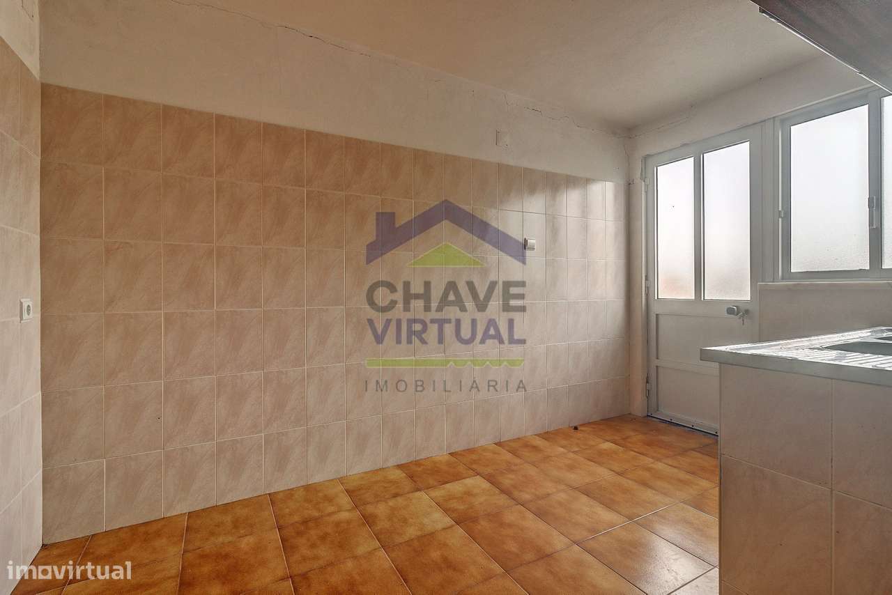 Moradia V3 com Terreno Urbano e Garagem - Seixal, Lourinhã-43