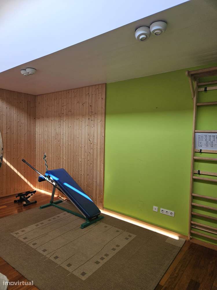 Lindíssima Moradia T6 de quatro frentes-28