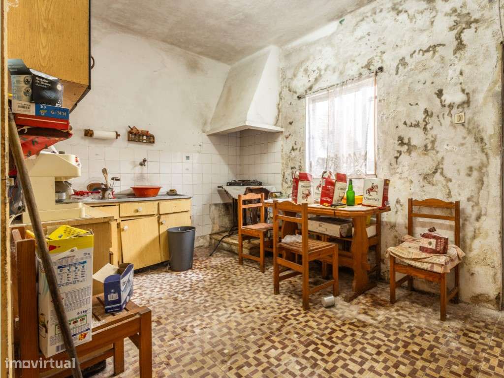 Moradia T3 com espaço exterior, bons acessos e excelente localização.-11