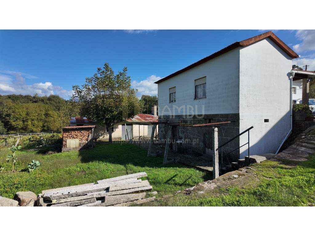 Moradia T2 em Vilar de Mouros, inserida em terreno com 3113m2-3