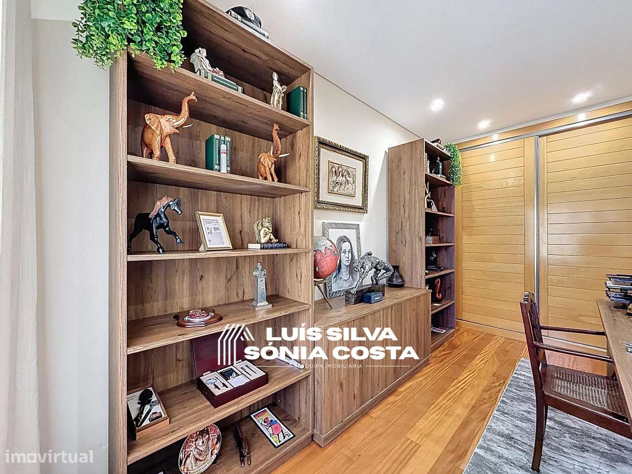 Moradia T4 Excelente Estado e Áreas | 2 Suites, Jacuzzi, Painéis...-32