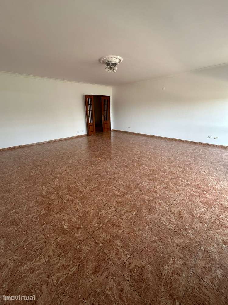 Apartamento T3 com Parqueamento Centro de Benavente-3