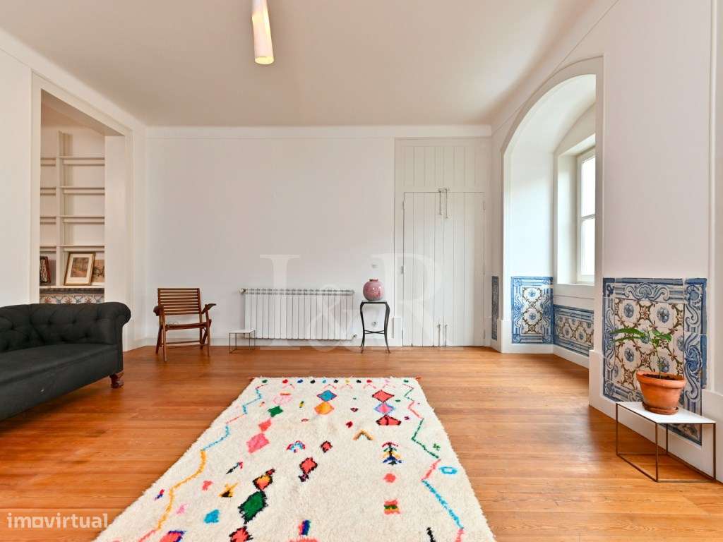 Apartamento T3 renovado no centro histórico de Lisboa-4
