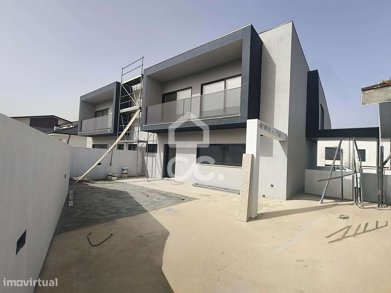 Moradia T3 Nova com 3 Suites, Jardim e Terraço – Design Contemporâneo-22