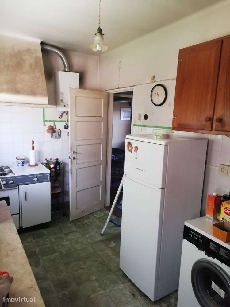 Moradia térrea para venda na Amoreira com muito potencial.-15