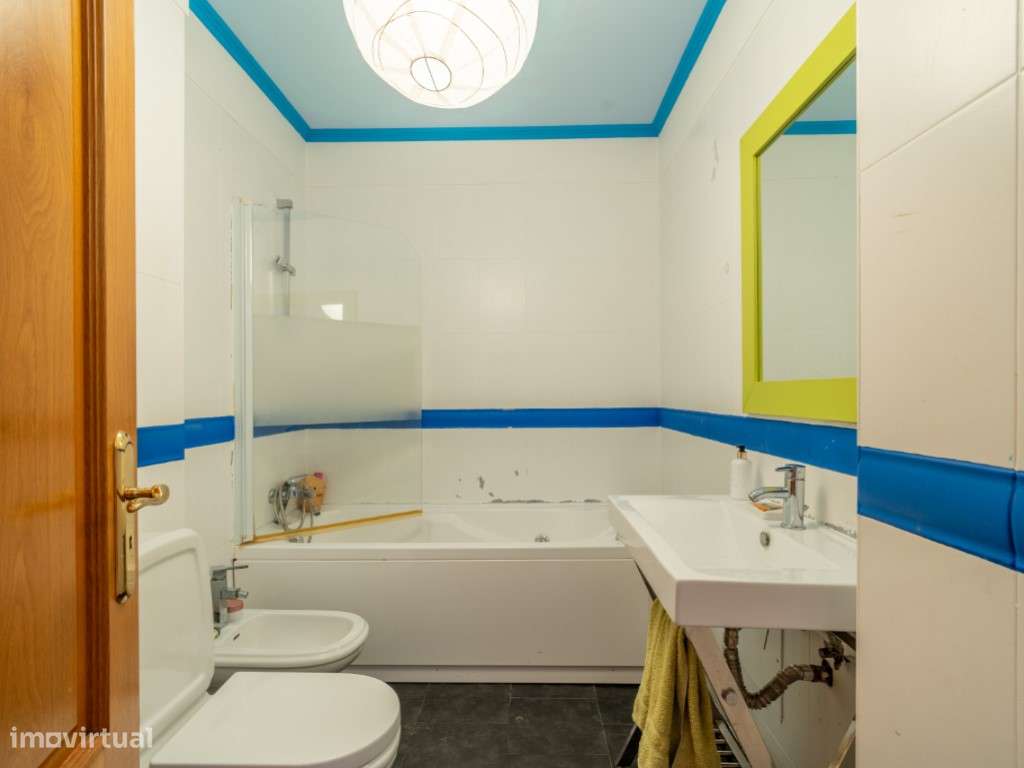 VENDE-SE T3 COM TERRAÇO E GARAGEM EM CARCAVELOS-18