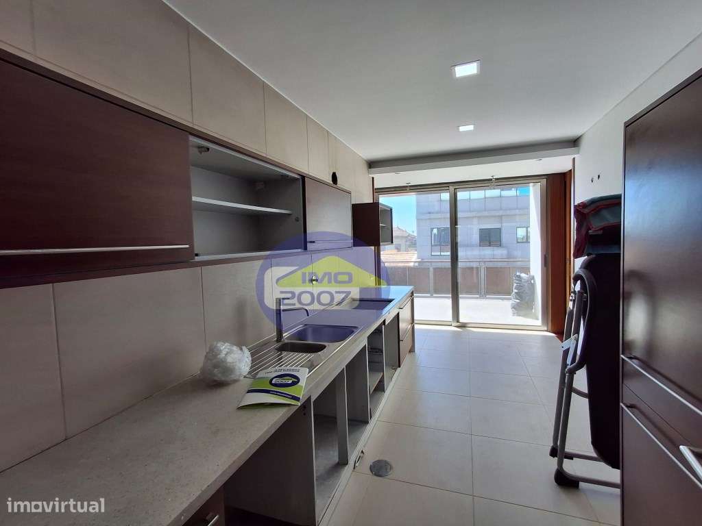 Excelente T3 com dois terraços, a Nascente e a Poente-7