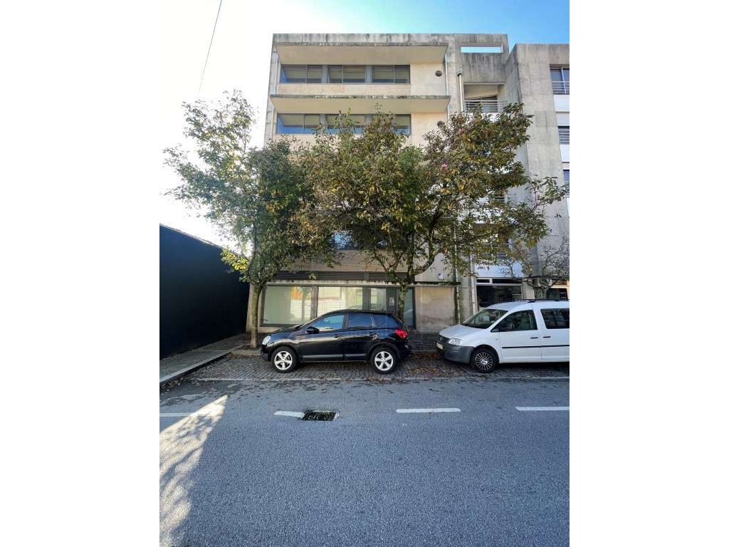 Prédio Urbano no Centro da Maia Potencial para Serviços ou Habitação - Grande imagem: 4/32