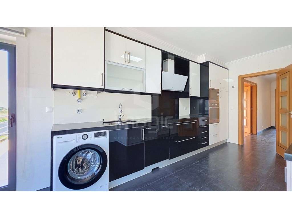 Apartamento T3 + sótão, usado, em Mafra.-6