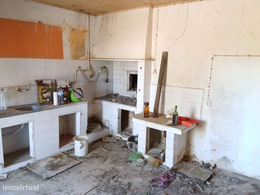 Moradia T3, em terreno de 1663 m² ,para reconstrução total, a 5 min...-21