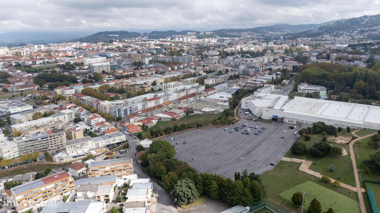 Terreno para um hotel de 70 quartos com um segundo edifício para servi-22