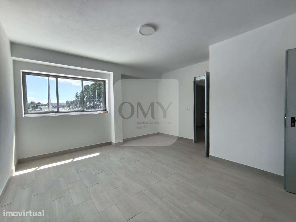 Junto à Zona Industrial de Constantim, Armazém Novo com 800m2 - Grande imagem: 4/13