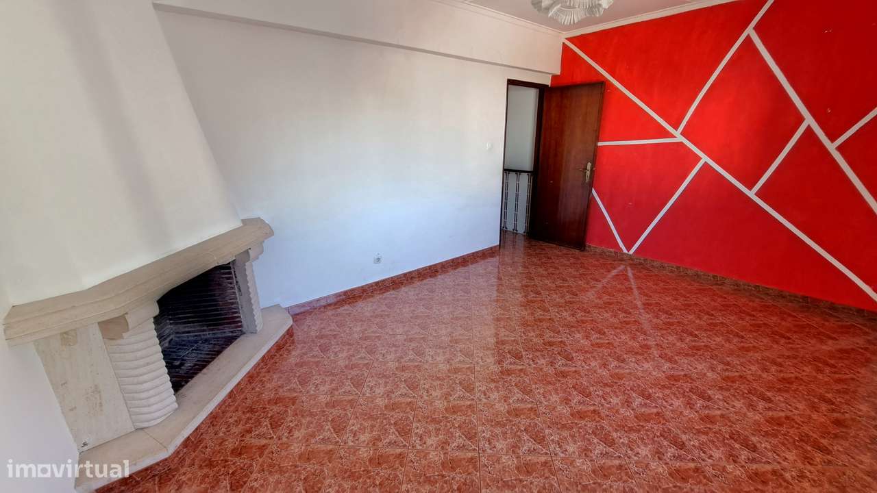 Apartamento T2 com 73m2 com Arrecadação na Arroja/Odivelas-3