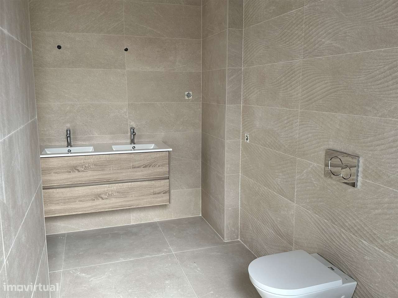 Moradia Unifamiliar de Luxo com Piscina e Jardim-29