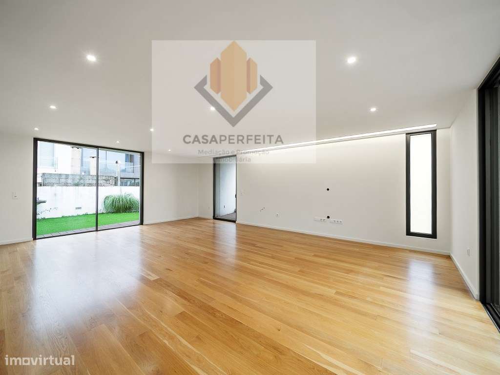 Luxuosa Moradia T4 a 150 metros da Praia - Madalena-47