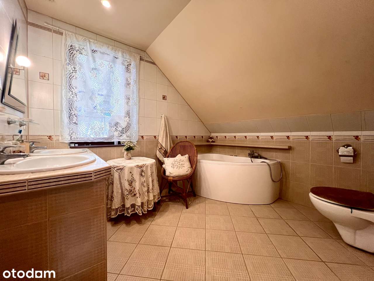 Spała-dom z własnym stawem położony w otoczeniu zieleni i ciszy. Bez %-15