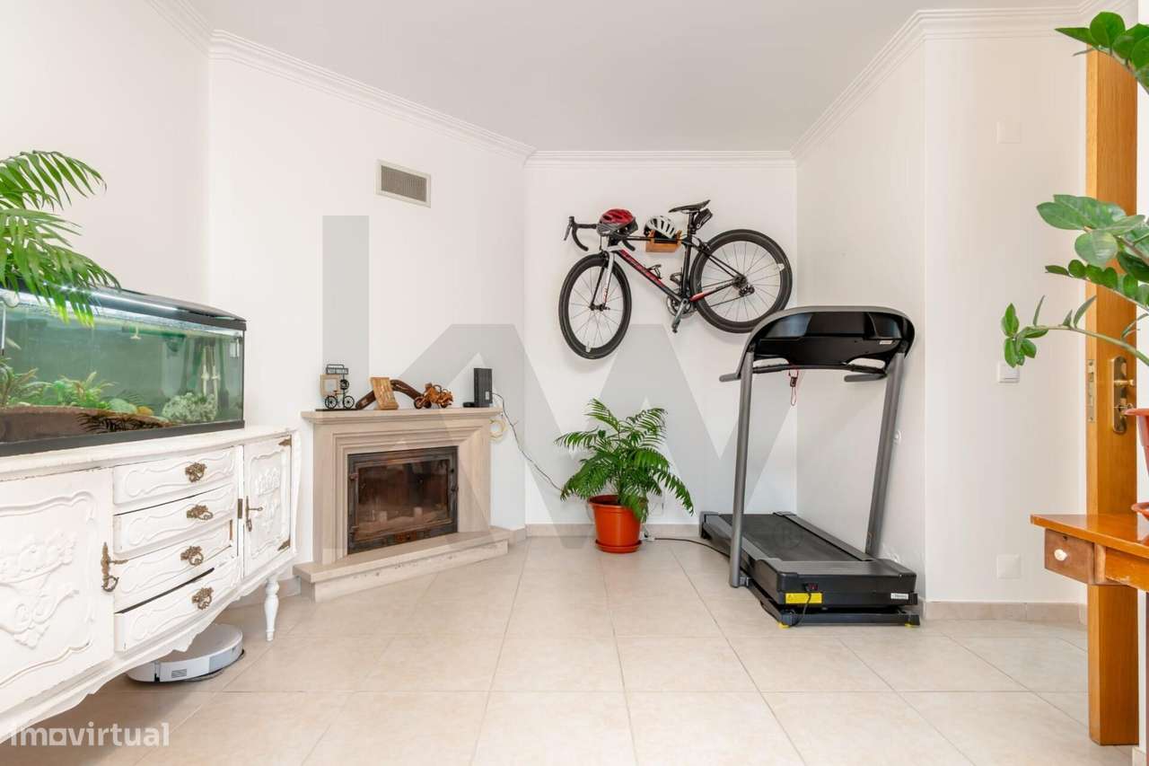 Apartamento T2 com elevador, varandas, arrecadação e Vista Fantástica-8