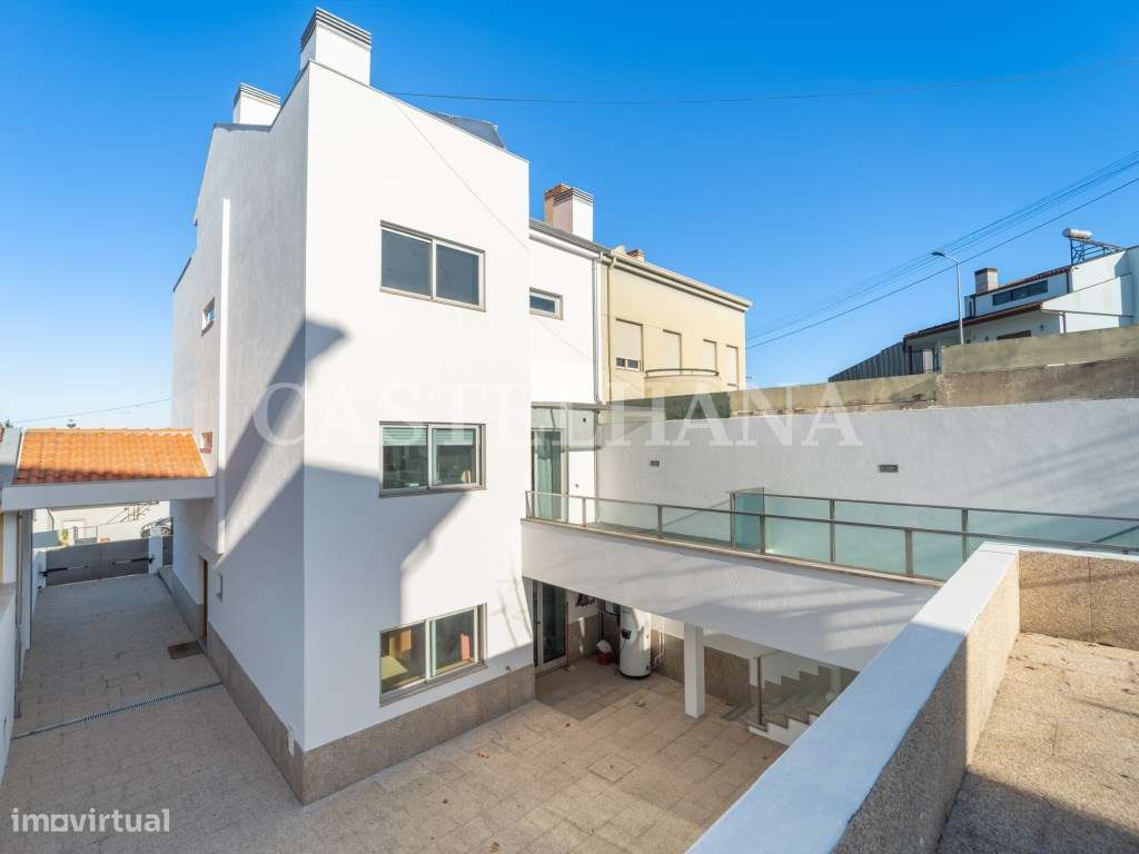 Moradia T4+1 com jardim, terraços e garagem privada, próxima a Mari...-10