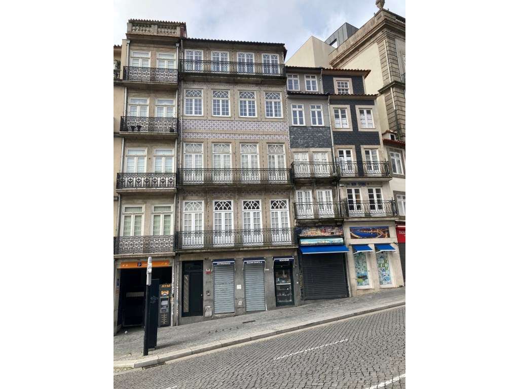 Fantástico T1 com varanda para a Praça Almeida Garrett (Estação de ...-1