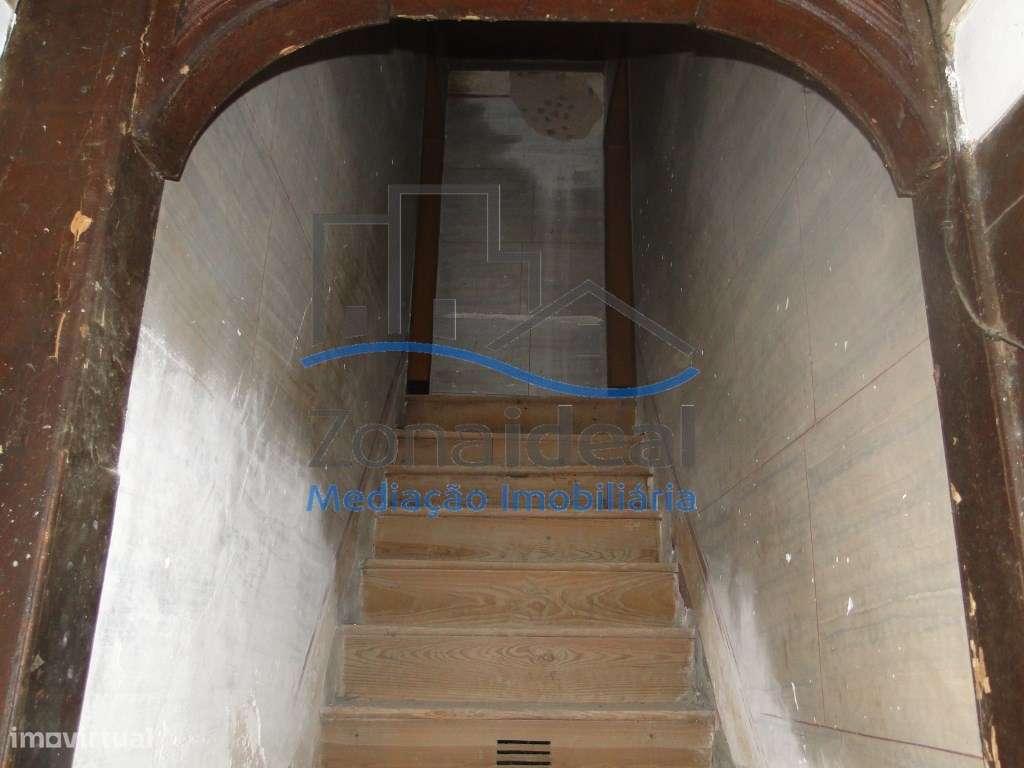 Moradia com 2 pisos e logradouro - Localizada no centro de Abrigada-8