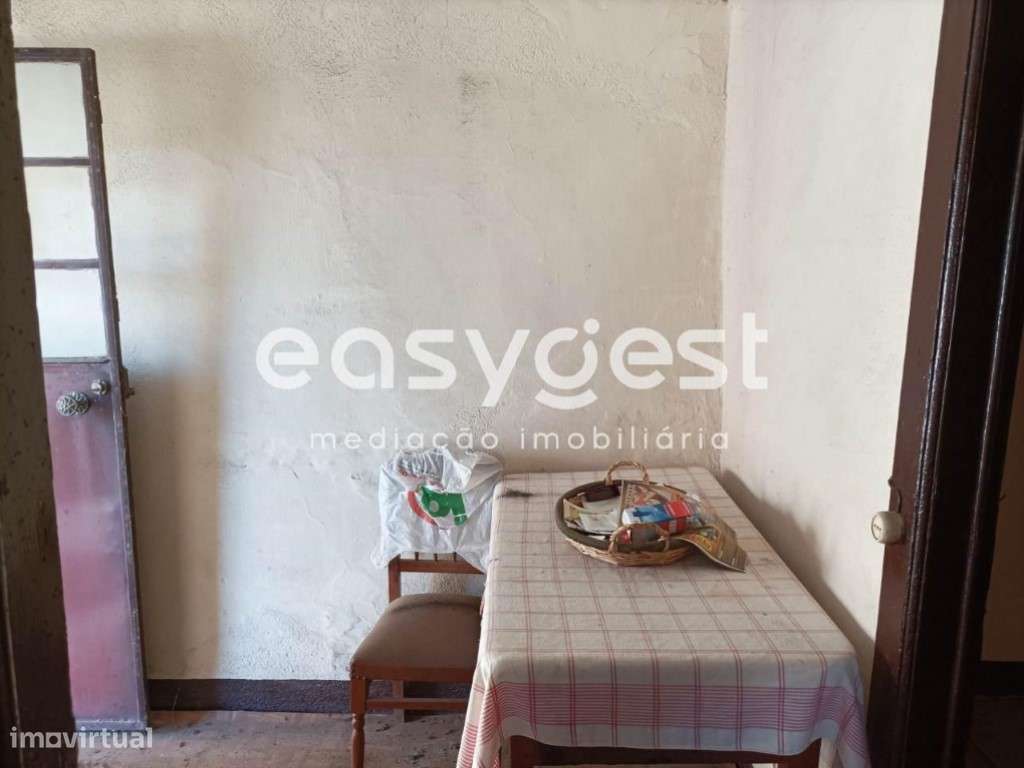 Moradia rústica em pedra para recuperar localizada em Fiais da Beira - Grande imagem: 5/13