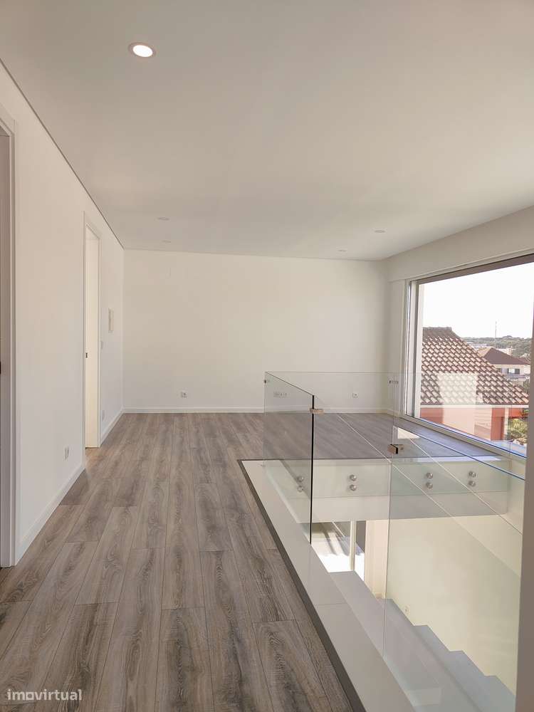 Oferta 1% do Valor de Aqusição - Moradia T4 + 1 com Piscina e Garagem-36