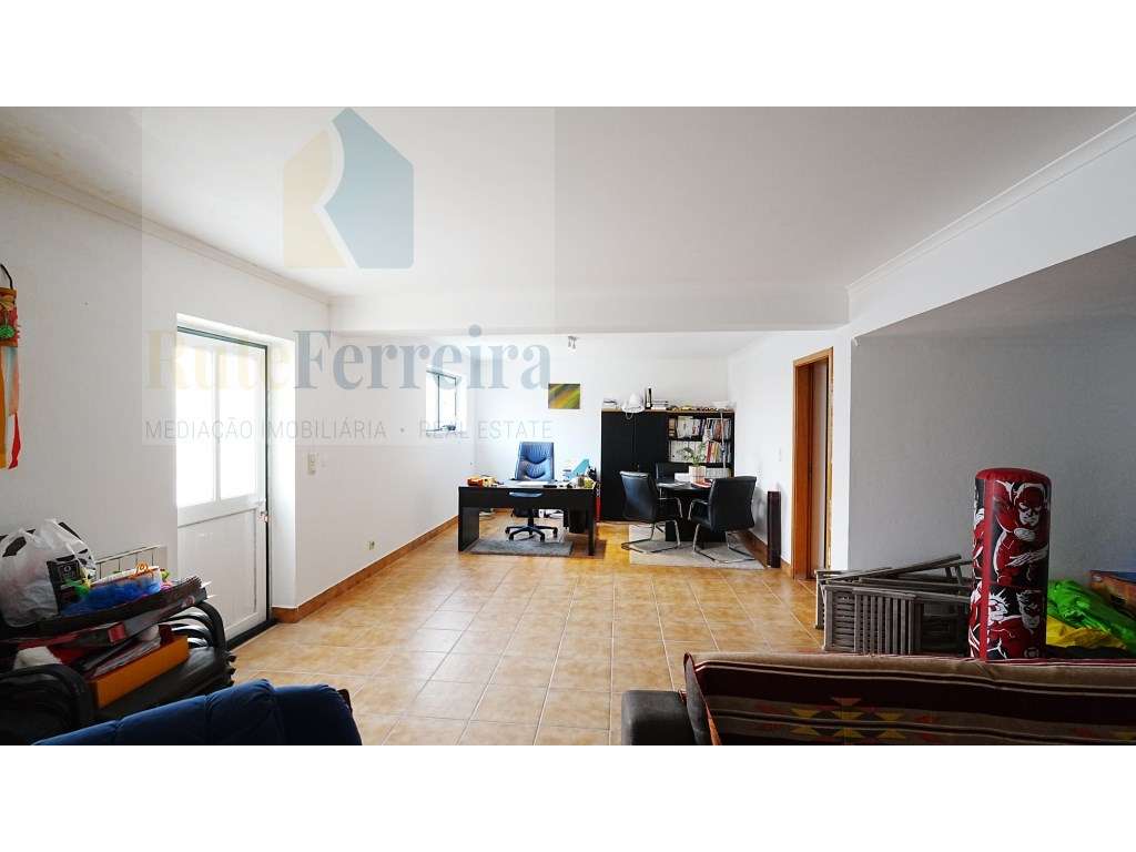 Moradia T3 localizada em São Pedro da Cadeira com jardim-31