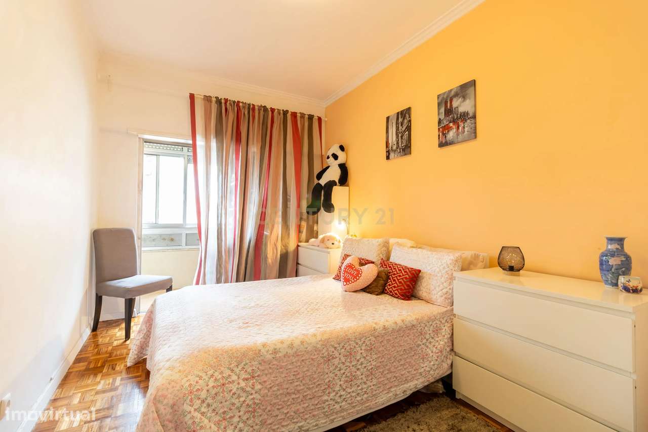 Apartamento T2 com Vista Rio | 2 Varandas / Zona Tranquila e Excelente-12