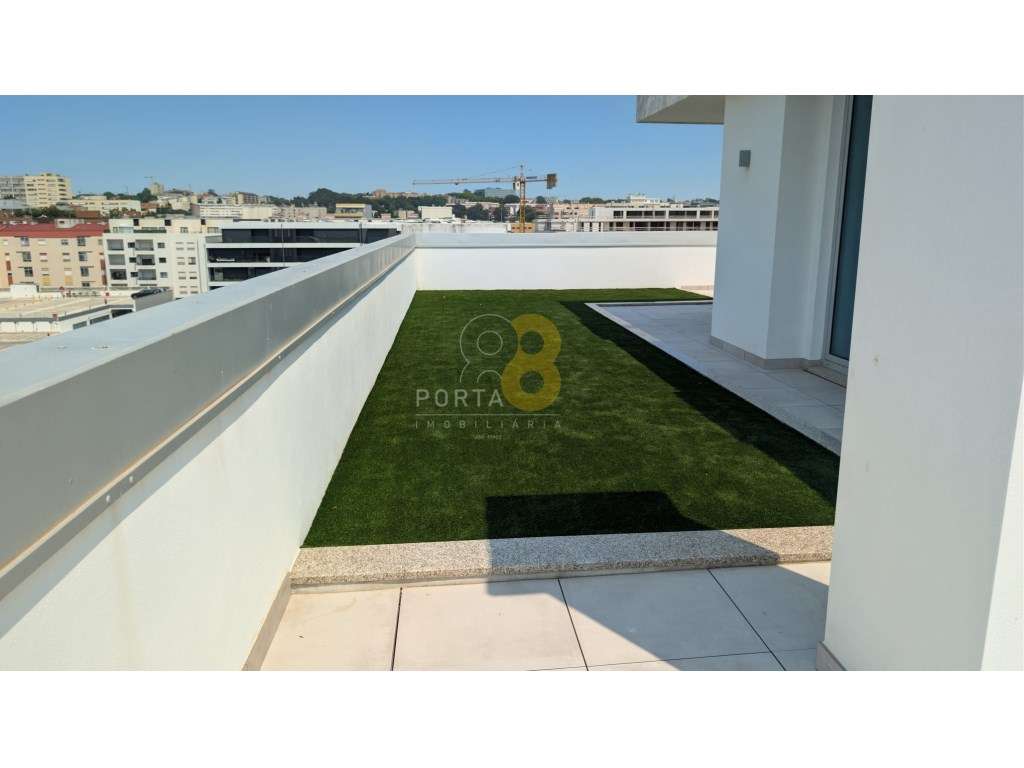T2 Exclusivo com Terraço de 80 m² | 2 Suites | Piscina e Garagem Box-21
