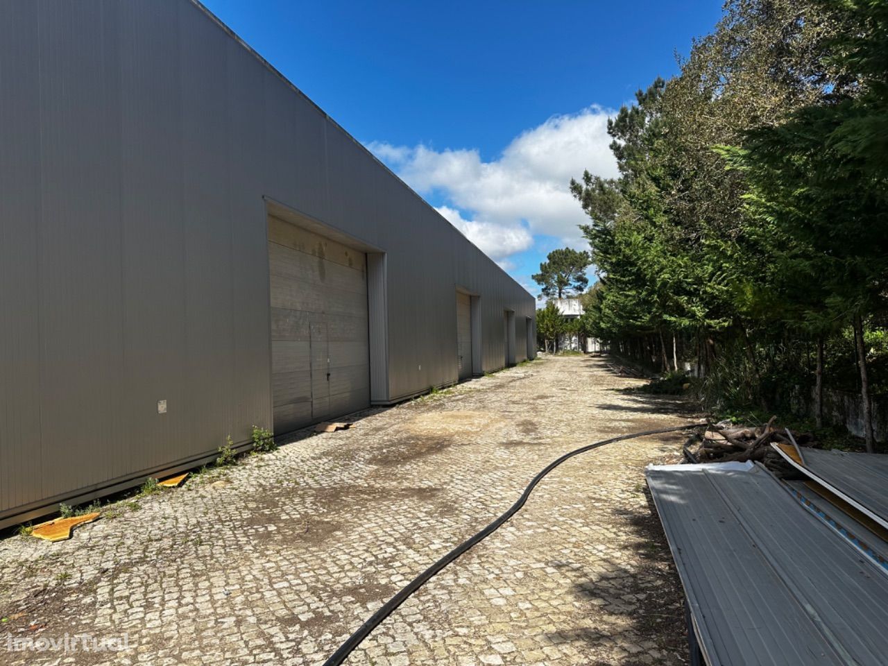 Aluga-se Armazém - 1500m² - Pé Direito Alto - Algueirão