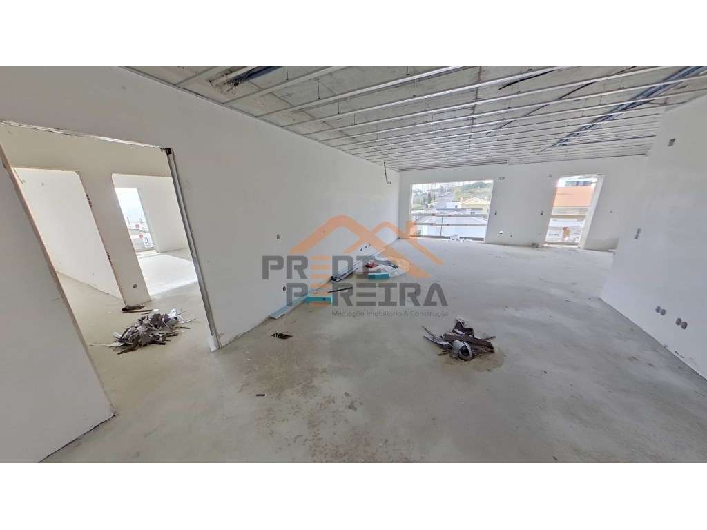 Apartamento T3 Localizado Em Santo Antonio Dos Cavaleiros