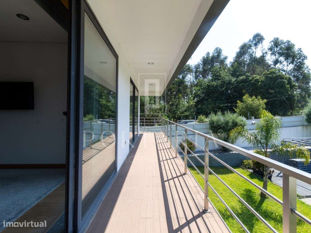Fantástica moradia V4 isolada com piscina-15