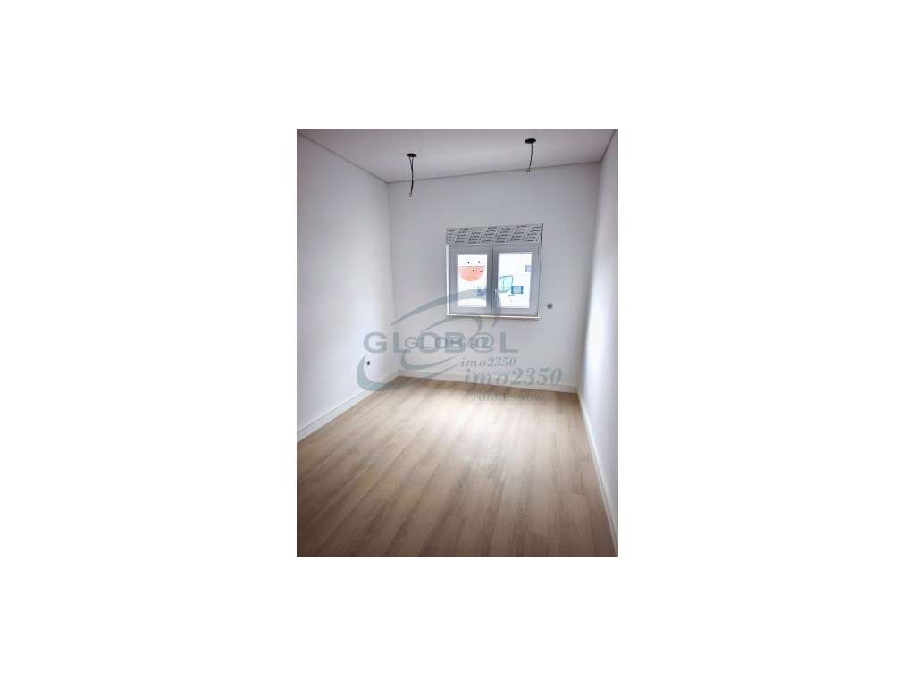 Apartamento T3 Totalmente Remodelado: O Seu Novo Lar de Sonho - Grande imagem: 2/8