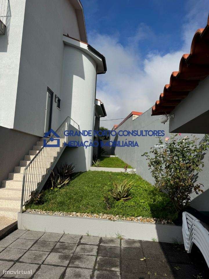 Moradia V4 c/piscina à praia da Memória-6